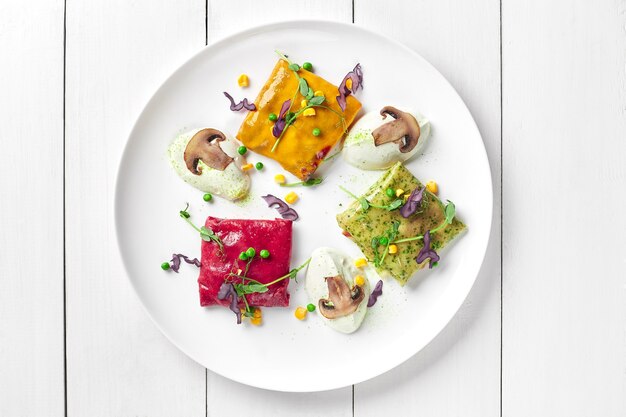 Talernik z kolorowym jedzeniem